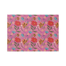 Tapis rose vif aux fleurs rouge, bleue et orange