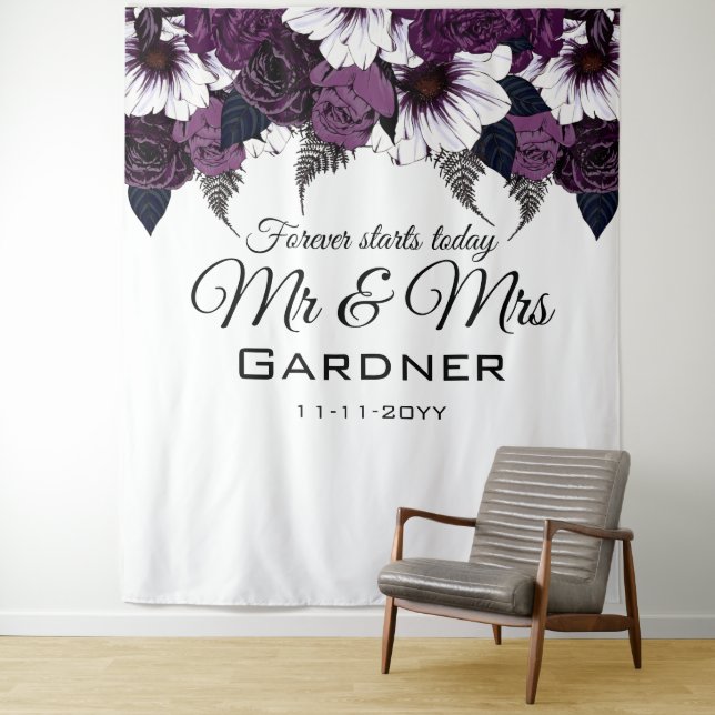 Tapisserie de mariage florale blanche et prune fon (En situation)