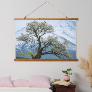 Tapisserie Suspendue Arbre fleuri solitaire et montagnes enneigées