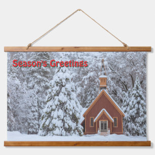 Tapisserie Suspendue Chapelle neigeuse en paysage hivernal accrochant l