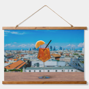 Tapisserie Suspendue Cocktail Spritz sur une table avec vue sur Milan