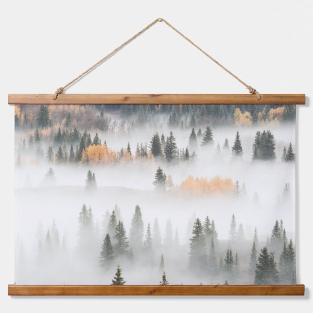 Tapisserie Suspendue Dawn Ground Fog Covers Mountain Forest (Devant)
