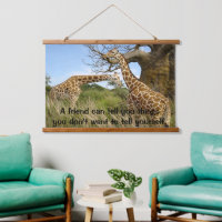 Des girafes dans le champ par des arbres