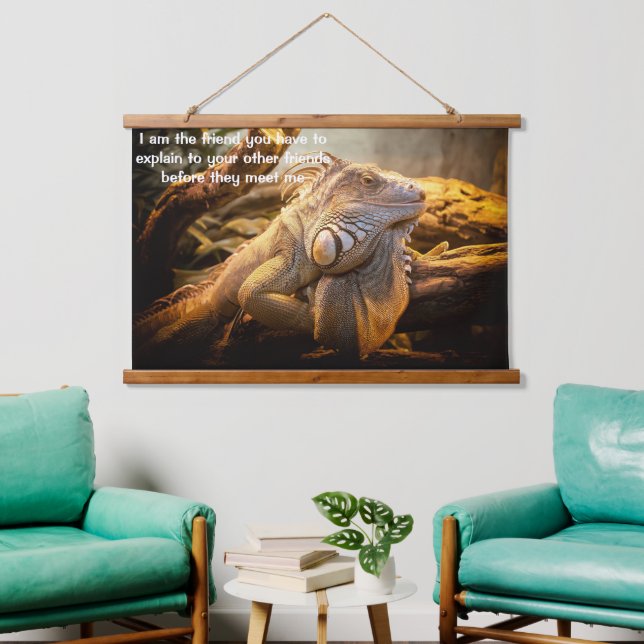 Tapisserie Suspendue Dragon Iguana debout devant quelques rondins (Salon)