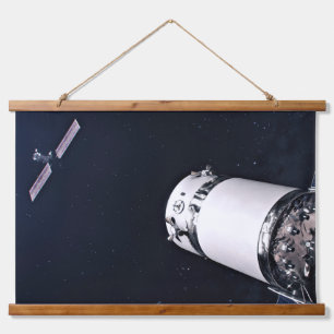 Tapisserie Suspendue Dragon Xl Spacecraft S'Approche D'Une Passerelle L
