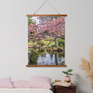 Tapisserie Suspendue Fleurs de cerisier roses et photographie d'étang
