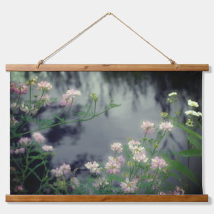 Tapisserie Suspendue Fleurs sauvages roses près de Brook