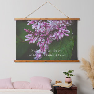 Tapisserie Suspendue Fleurs violettes lilas après la pluie pendant la t
