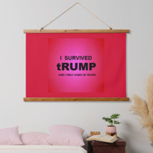 Tapisserie Suspendue J'ai survécu à tRUMP
