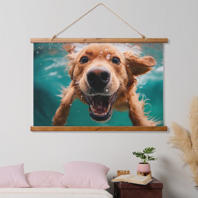 Tapisserie Suspendue Joyeux Golden Retriever nager sous l'eau (Chambre à coucher)