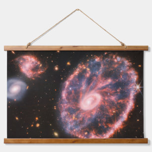 Tapisserie Suspendue La Galaxie Cartwheel Et Ses Galaxies Compagnons.