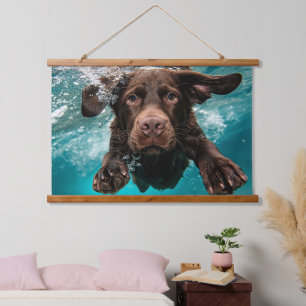 Tapisserie Suspendue Labrador chocolat joueur nageant sous l'eau