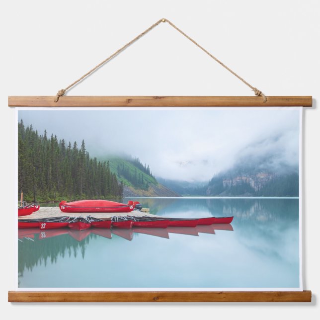 Tapisserie Suspendue Lac Louise Vue panoramique avec Canoës rouges (Devant)