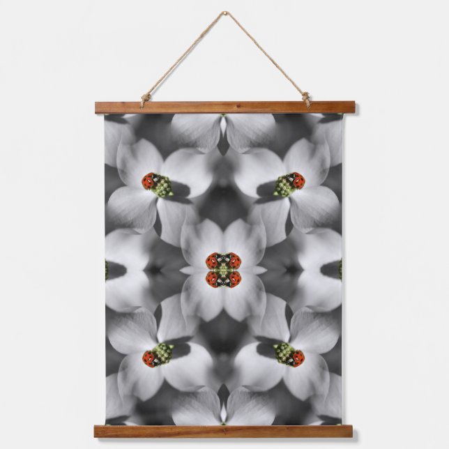 Tapisserie Suspendue Ladybug sur Dogwood Flower Nature Abstraite (Recto)