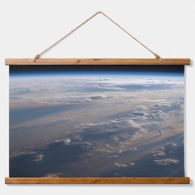 Tapisserie Suspendue Le lever Du Soleil Coule De Longues Ombres Sur La  (Devant)