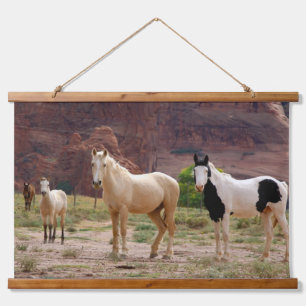 Tapisserie Suspendue Les chevaux navajos courent librement sur le fond 