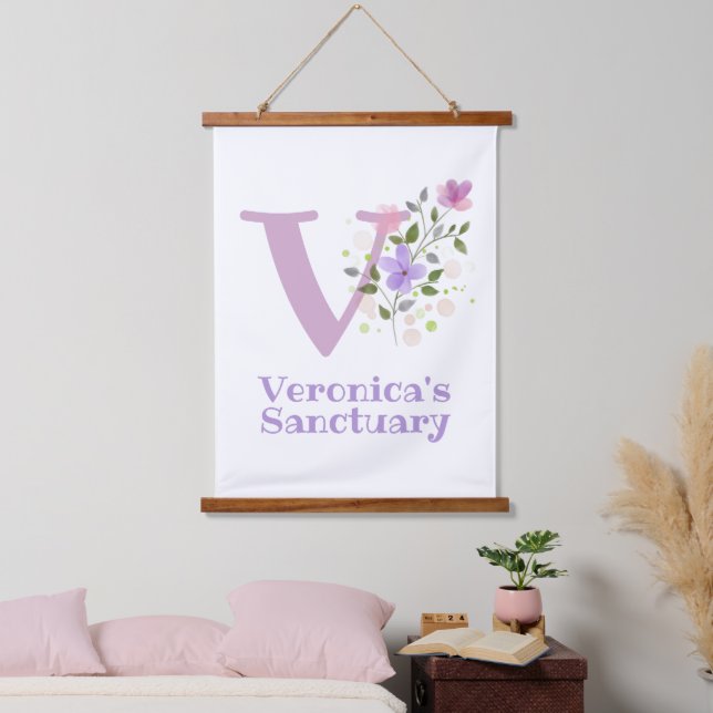 Tapisserie Suspendue Lettre V plus prénom avec design floral (Chambre à coucher)
