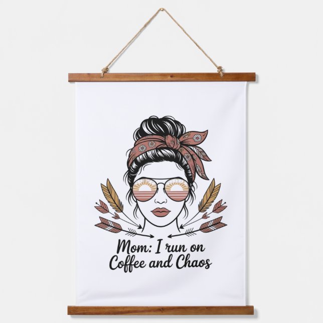 Tapisserie Suspendue Mom I Run On Coffee And Chaos (Recto)