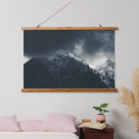 Nuages d'obscurité et de tempête au-dessus des mon