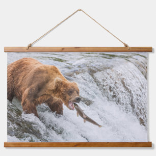 Tapisserie Suspendue Ours brun attrape saumon rouge