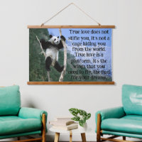 Panda au sommet d'un arbre avec vue sur la montagn