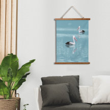 Pelican Couple Paddle sur Calm Aqua Water