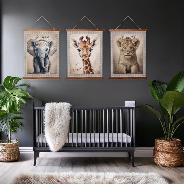 Tapisserie Suspendue Pépinière Décor Animaux de la jungle Imprimantes (Nursery Jungle Animals Trio - Baby Elephant, Baby Giraffe, Lion Cub - Editable Captions Tapestries)