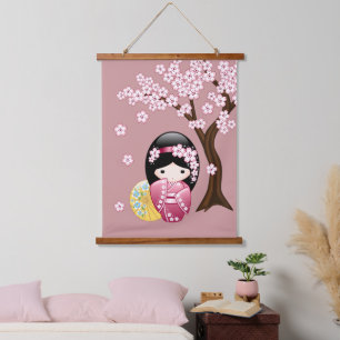 Tapisserie Suspendue Poupée Kokeshi de printemps - Jolie Geisha Japonai