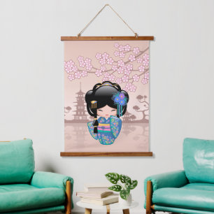 Tapisserie Suspendue Poupée Kokeshi Keiko - Fille Geisha en Kimono Bleu