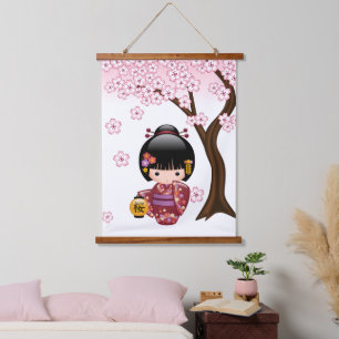 Tapisserie Suspendue Poupée Kokeshi Sakura - Jolie Fille Geisha Japonai