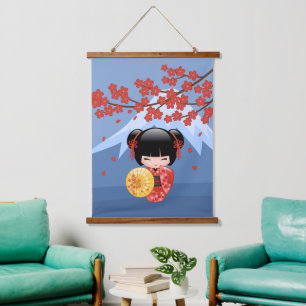 Tapisserie Suspendue Poupée Kokeshi Sakura Rouge - Geisha Japonaise Mig