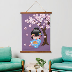 Tapisserie Suspendue Poupée Maiko Kokeshi - Fille Geisha en Kimono Bleu
