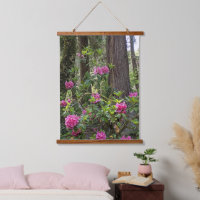 Rhododendron rose dans la forêt florale