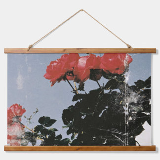 Tapisserie Suspendue Roses rouges vintage sur un ciel bleu