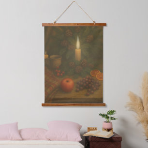 Tapisserie Suspendue Table Évergreen – Lumière de Chandelle et Sérénité