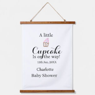 Tapisserie Suspendue Un petit gâteau arrive nom de la baby shower da