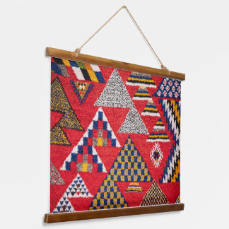 Tapisserie Suspendue Un tapis mural inspiré du motif du tapis marocain