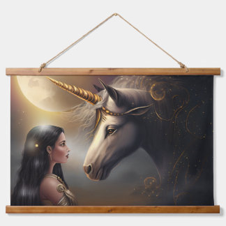 Tapisserie Suspendue Unicorne blanc argenté et gardienne spirituelle