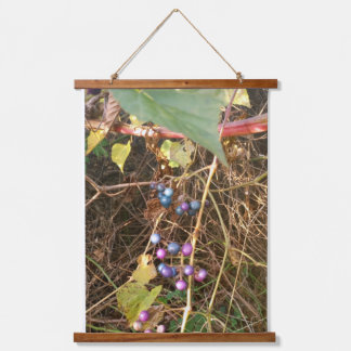 Tapisserie Suspendue Wild Porcelain Berry Vine In Nature Tapestry 