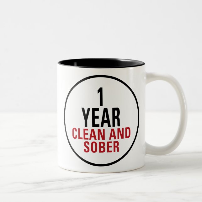 Tasse 2 Couleurs 1 an propre et de sobre (Droit)