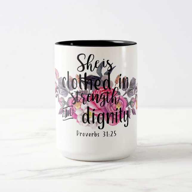 Tasse 2 Couleurs 31:25 de proverbes elle est vêtue de la force (Centre)