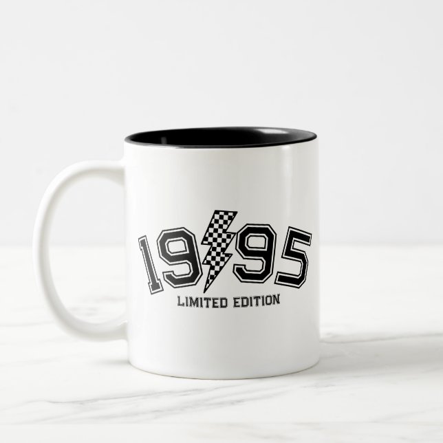 Tasse 2 Couleurs à damiers Éclairage Bolt Personnalisé Anniversaire (Gauche)