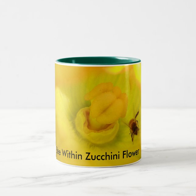 Tasse 2 Couleurs Abeille dans la fleur de courgette (Centre)