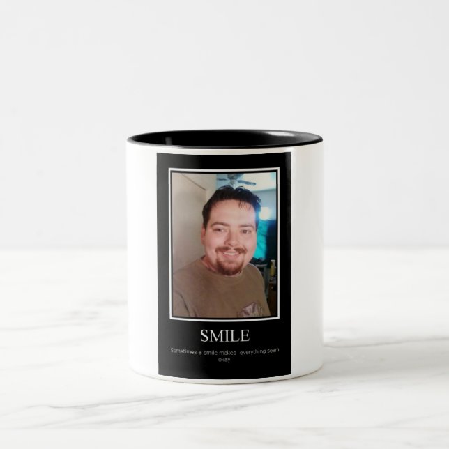 Tasse 2 Couleurs Affiche de demotivational de sourire (Centre)