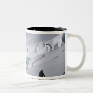 Tasse 2 Couleurs Alpiniste sur le glacier Tasman dans le mont