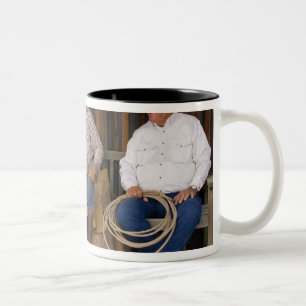 Tasse 2 Couleurs Amérique du Nord, États-Unis. Cowboys se détendant