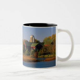 Tasse 2 Couleurs Amérique du Nord, États-Unis, Wisconsin. Grange ro