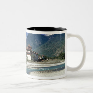 Tasse 2 Couleurs Bhoutan, Punaka. La rivière Mo Chhu coule au-delà