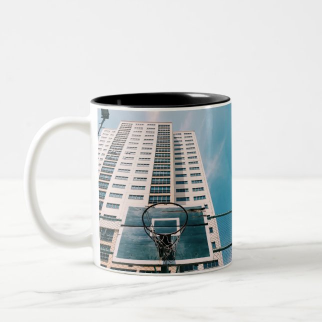 Tasse 2 Couleurs Boucle de basket-ball cool (Gauche)