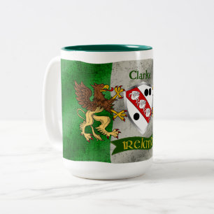 Tasse 2 Couleurs Bouclier irlandais Clarke avec drapeau en détresse